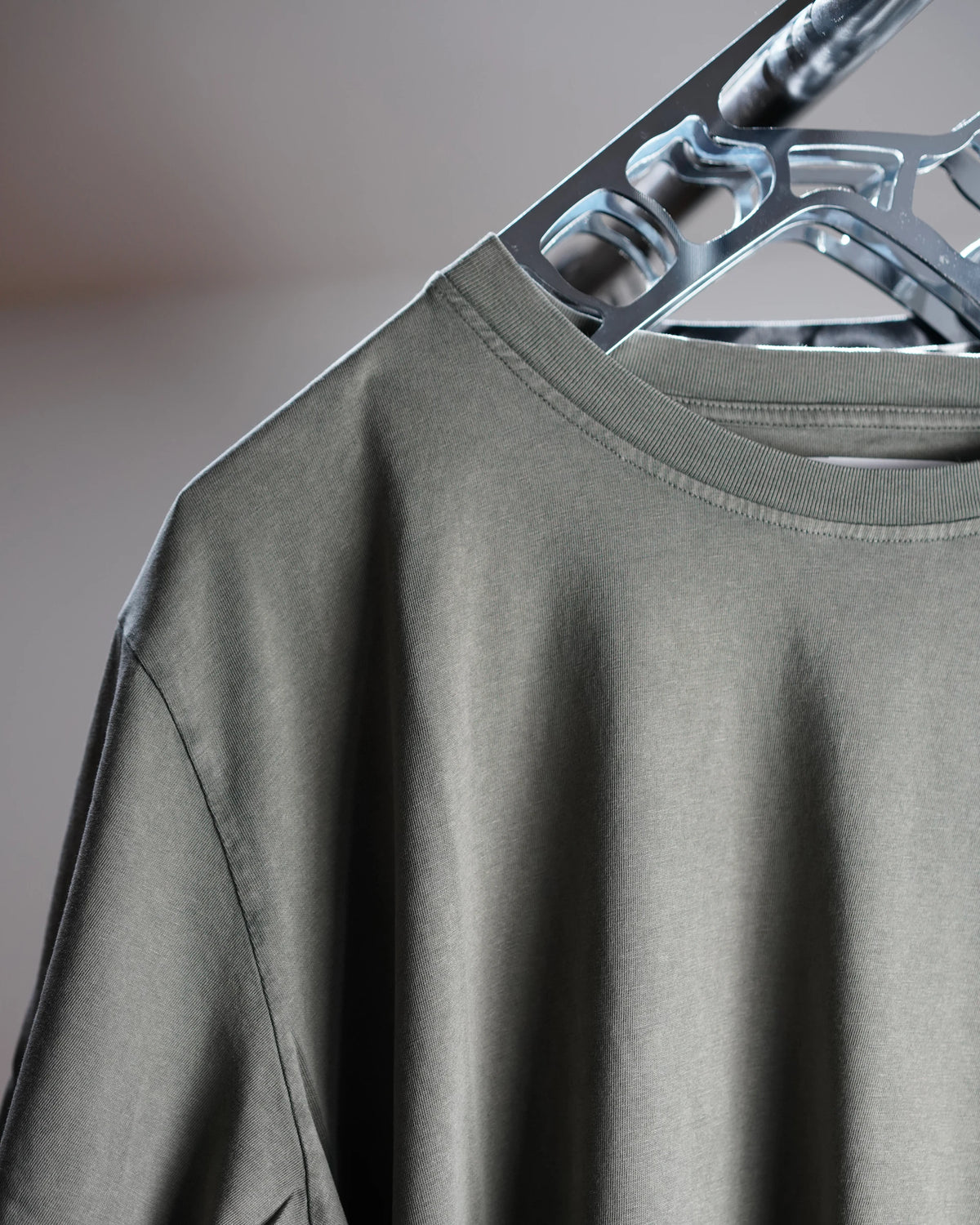 Midweight Tee in Olive, collar and shoulder detail